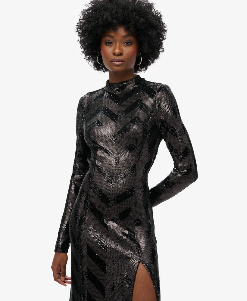 vestido midi com estampa chevron e costas abertas em lantejoulas pretas decorativas.