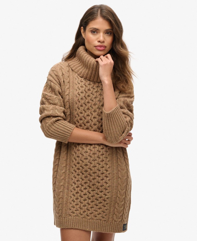 vestido de malha com gola alta e tranças na cor caramelo.