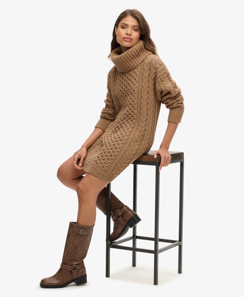 vestido de malha com gola alta e tranças na cor caramelo.