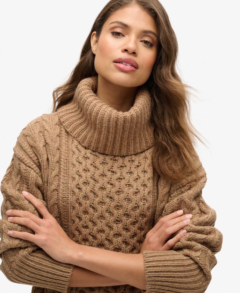 vestido de malha com gola alta e tranças na cor caramelo.