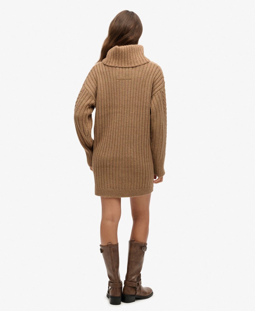 vestido de malha com gola alta e tranças na cor caramelo.