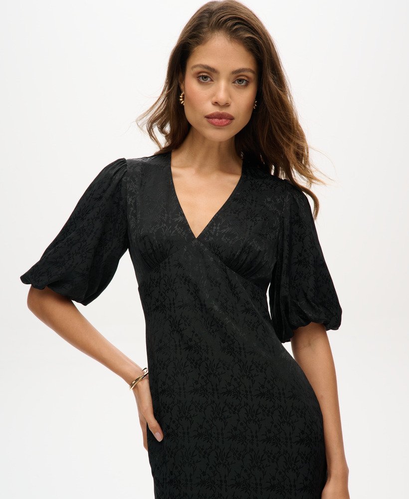 vestido midi de manga curta na cor preta.