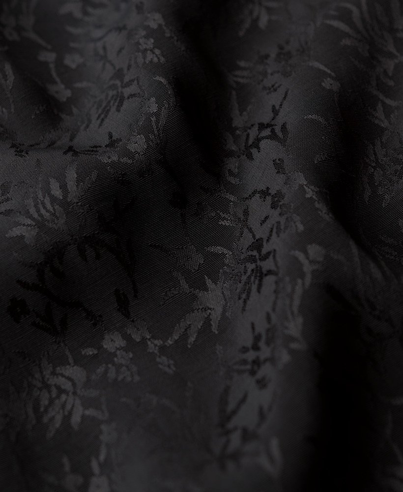 vestido midi de manga curta na cor preta.