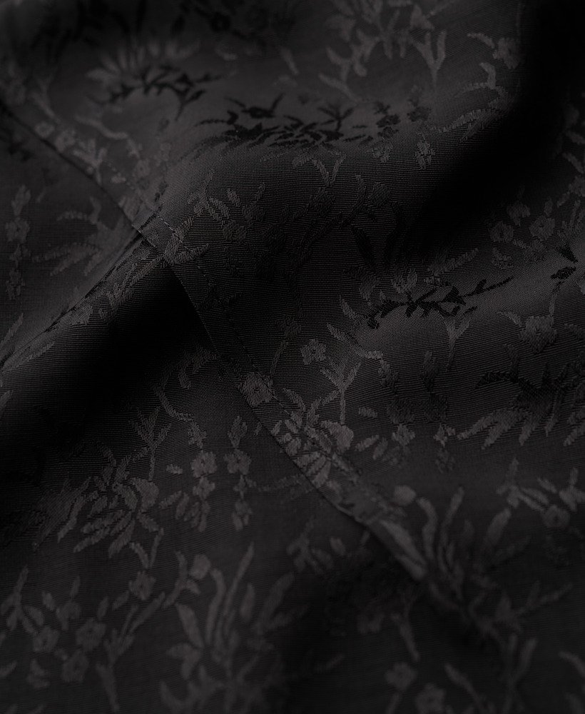 vestido midi de manga curta na cor preta.