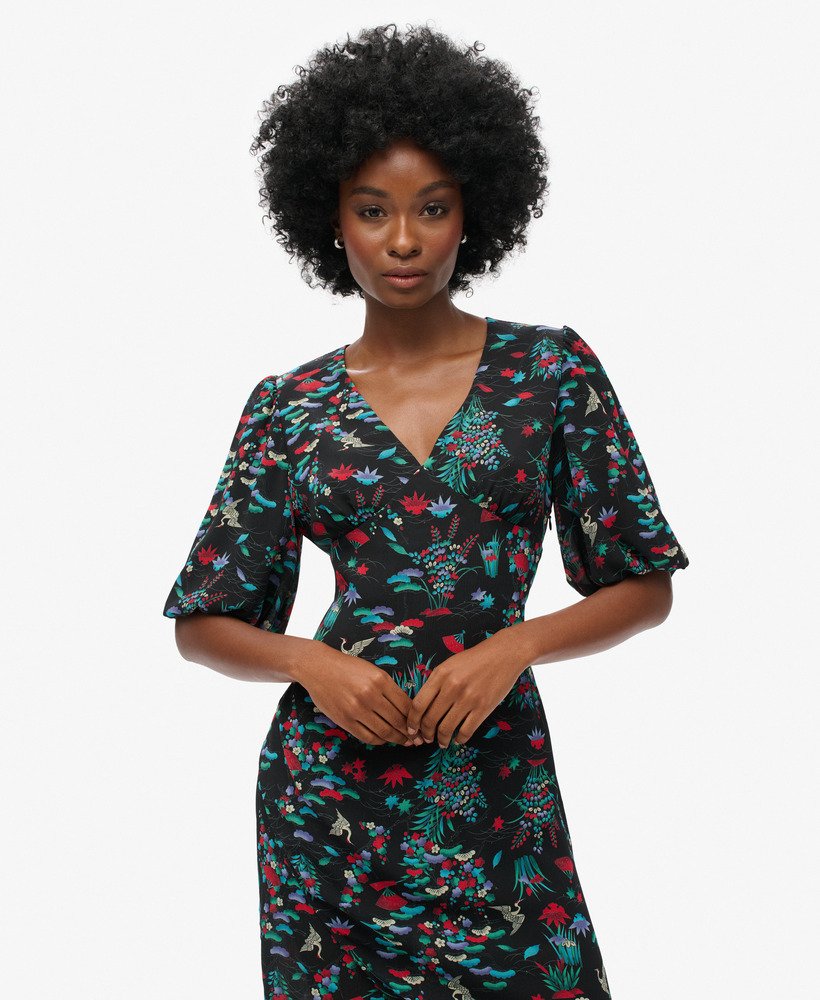 vestido midi transparente de manga curta com estampa de guindastes em preto.