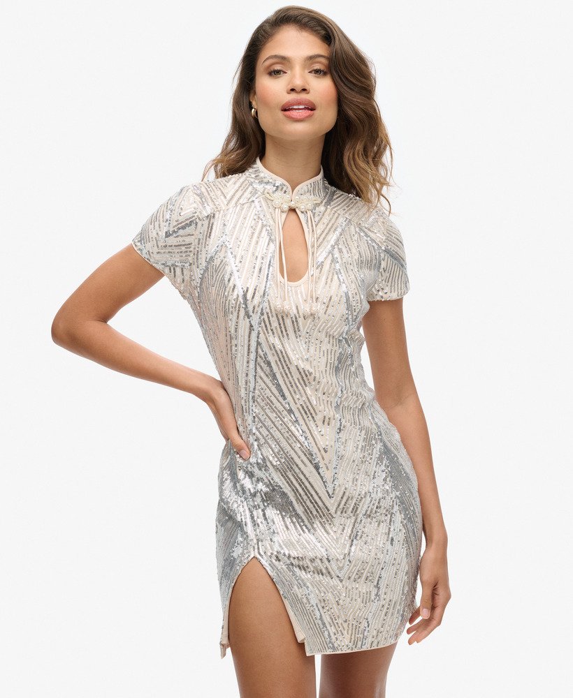 minivestido mandarim com lantejoulas prateadas e detalhes em lantejoulas decorativas.