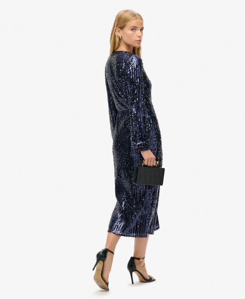 vestido longo envelope com lantejoulas na cor azul marinho.