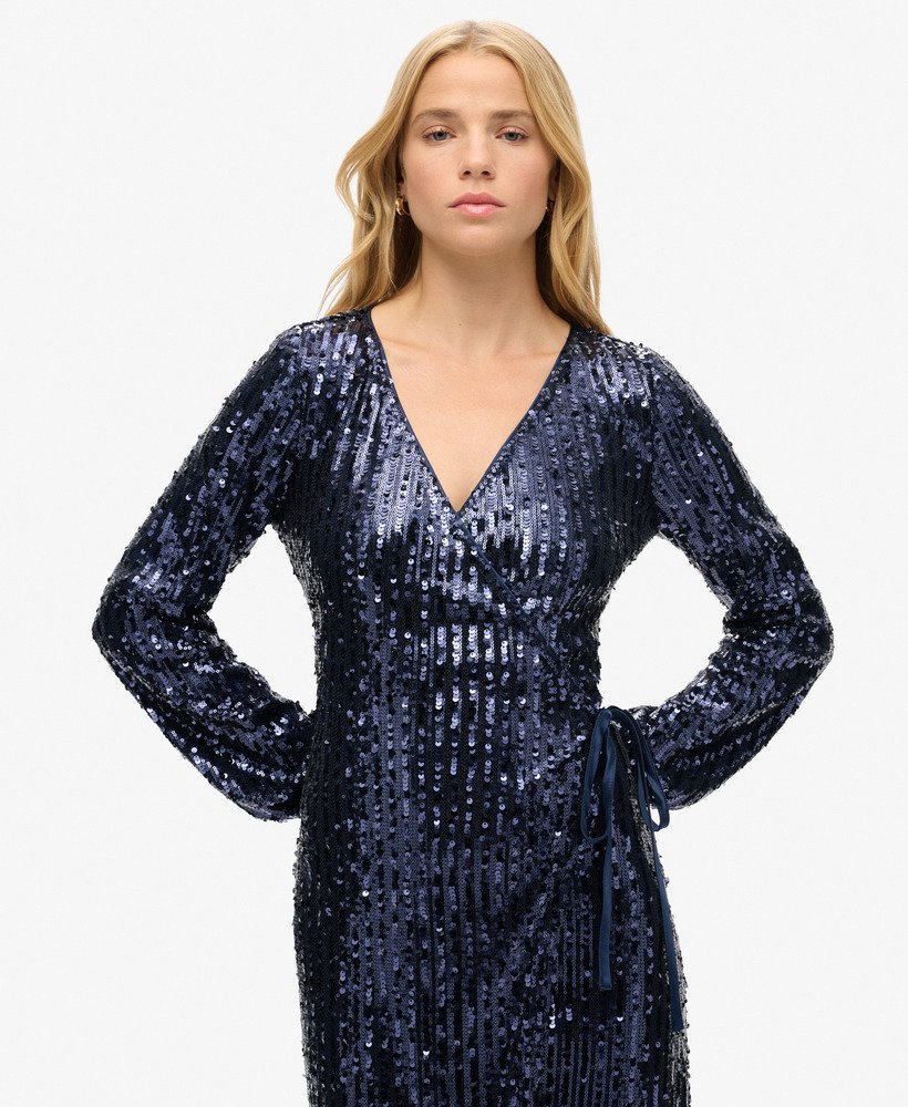 vestido longo envelope com lantejoulas na cor azul marinho.