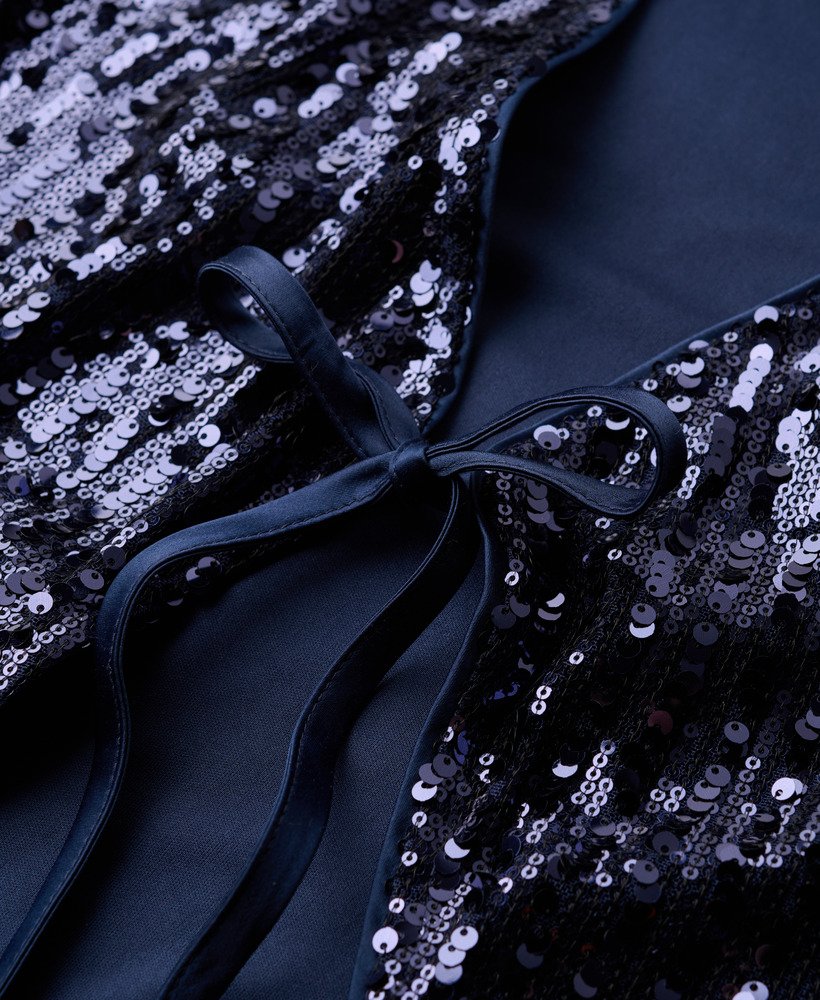 vestido longo envelope com lantejoulas na cor azul marinho.