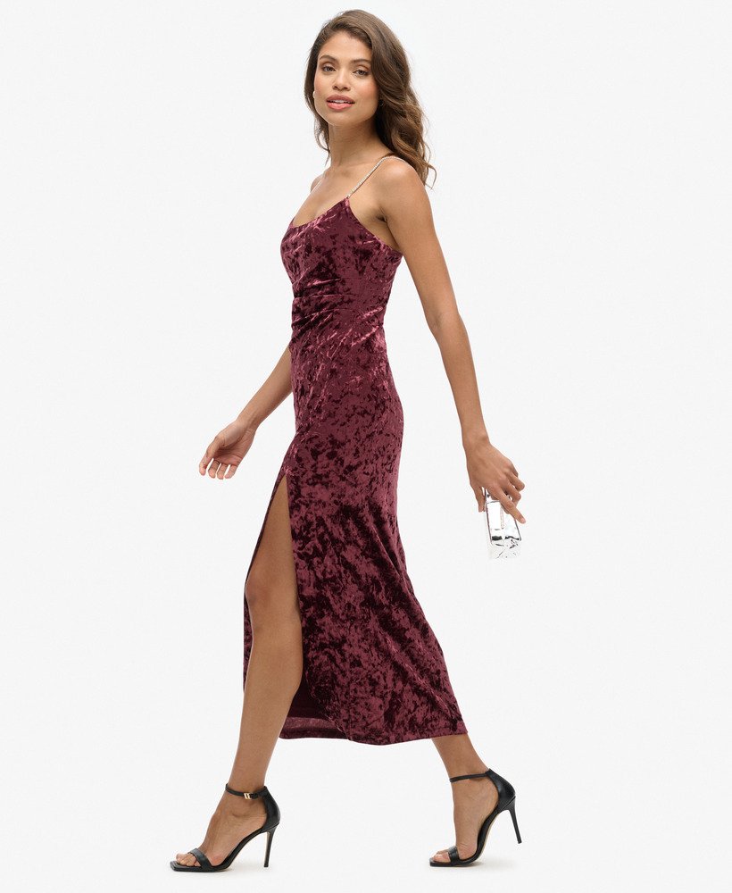 vestido longo de veludo com strass na cor bordô.