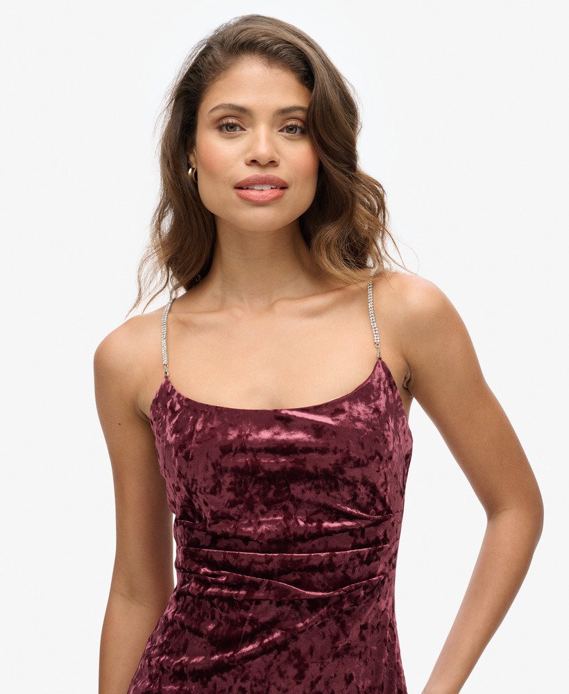 vestido longo de veludo com strass na cor bordô.