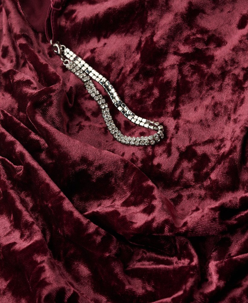 vestido longo de veludo com strass na cor bordô.