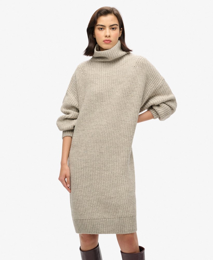 vestido suéter de malha canelada grossa na cor cinza claro torcido.