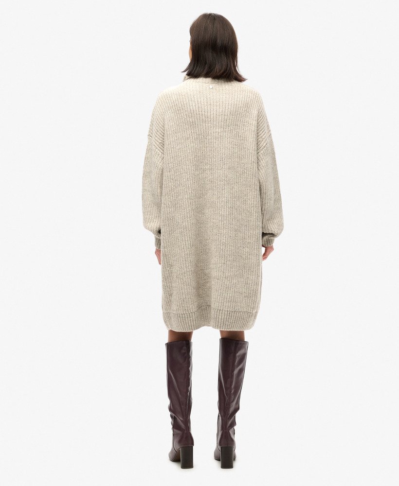 vestido suéter de malha canelada grossa na cor cinza claro torcido.