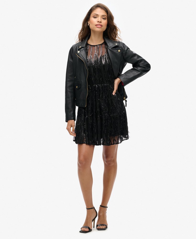 vestido curto volumoso em camadas de tule com franjas e lantejoulas pretas.