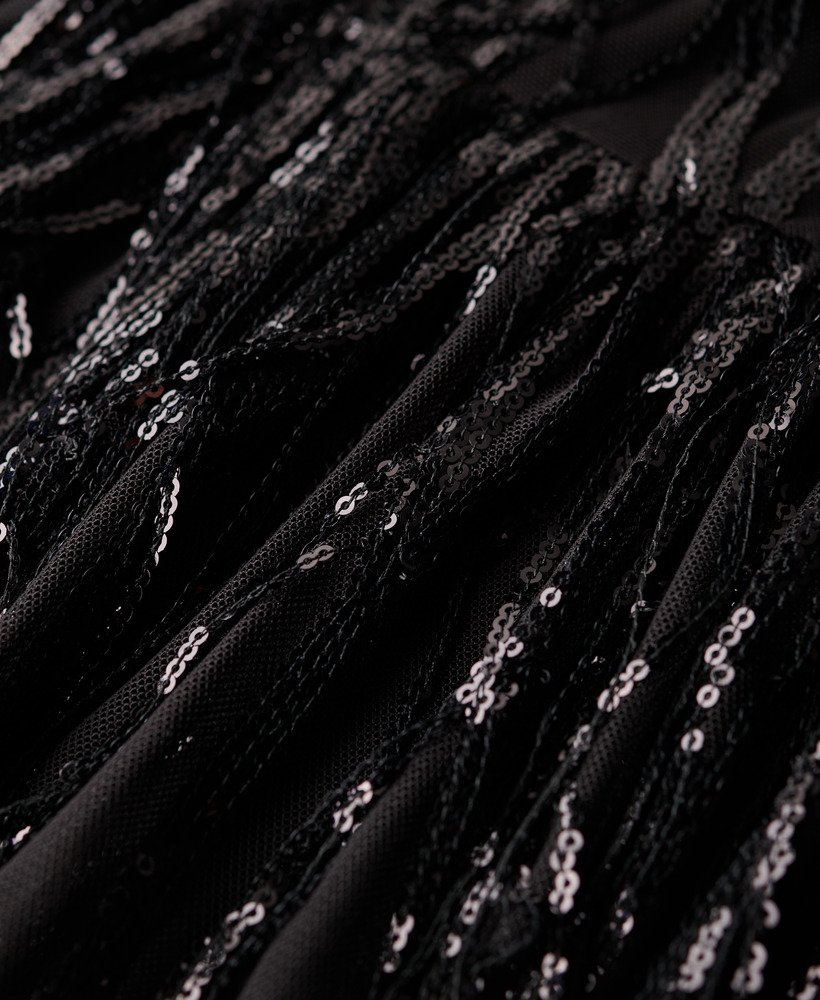 vestido curto volumoso em camadas de tule com franjas e lantejoulas pretas.