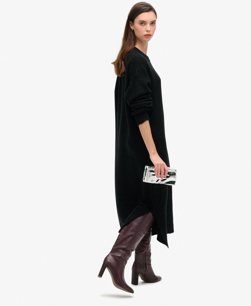 vestido midi folgado estilo suéter na cor preta com torção.