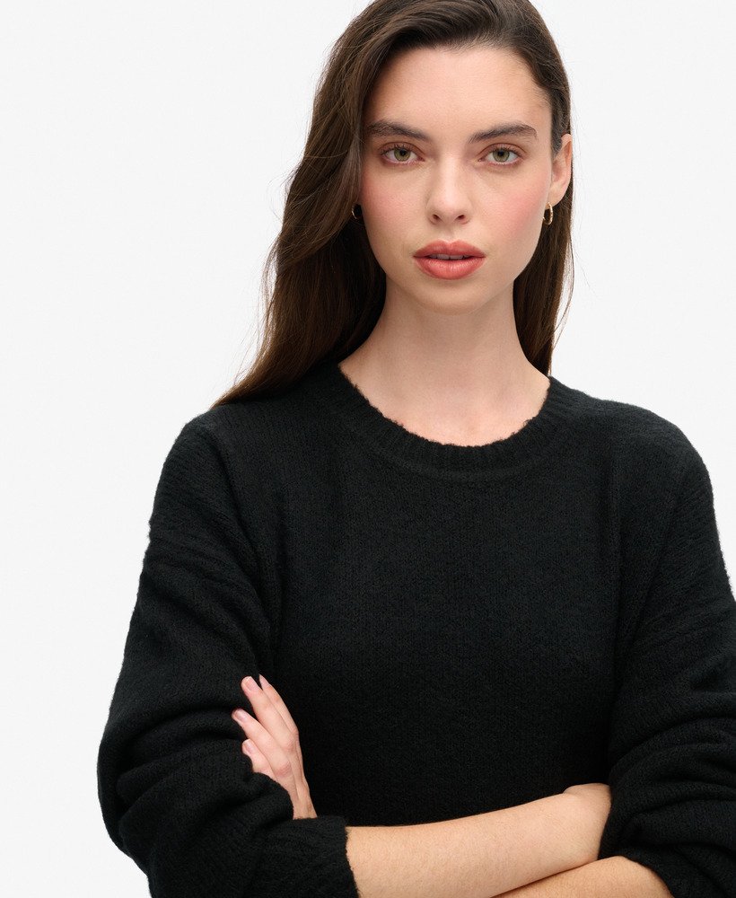 vestido midi folgado estilo suéter na cor preta com torção.