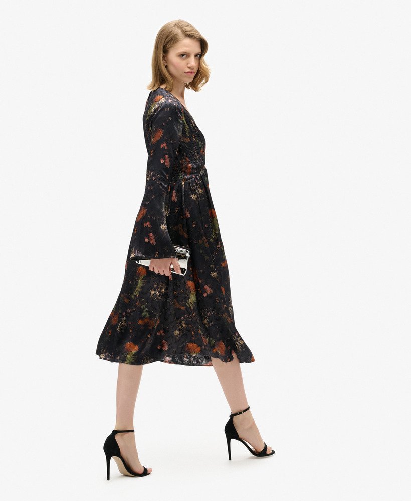 vestido midi jacquard com mangas flare na cor alpine lake black.
