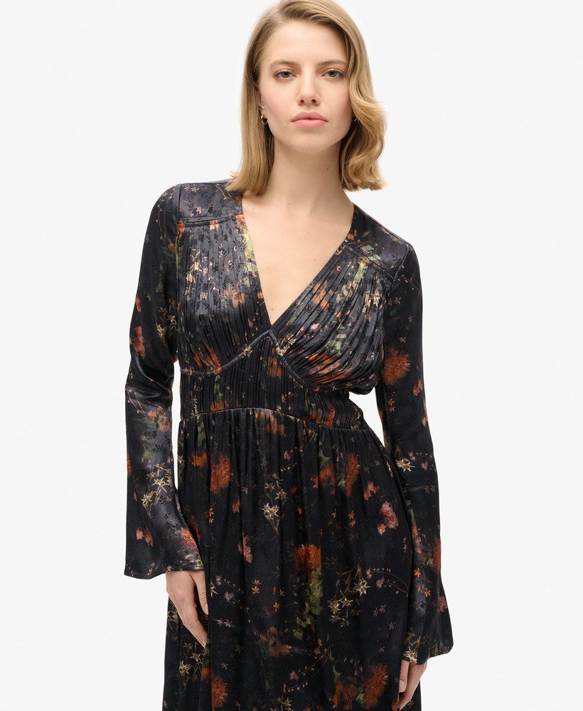vestido midi jacquard com mangas flare na cor alpine lake black.