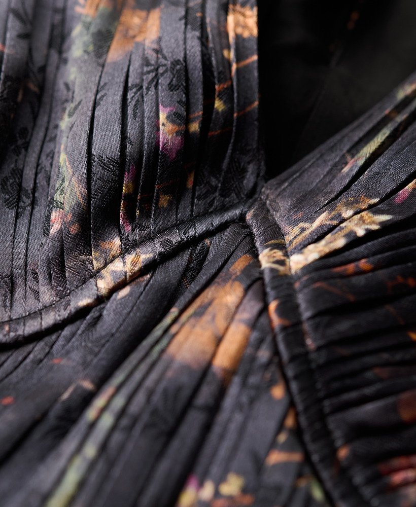 vestido midi jacquard com mangas flare na cor alpine lake black.