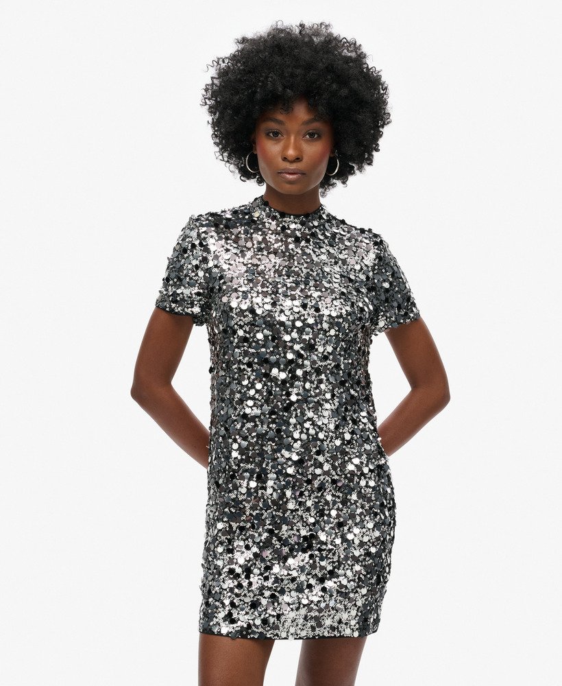 vestido curto de lantejoulas prateadas estilo camiseta.