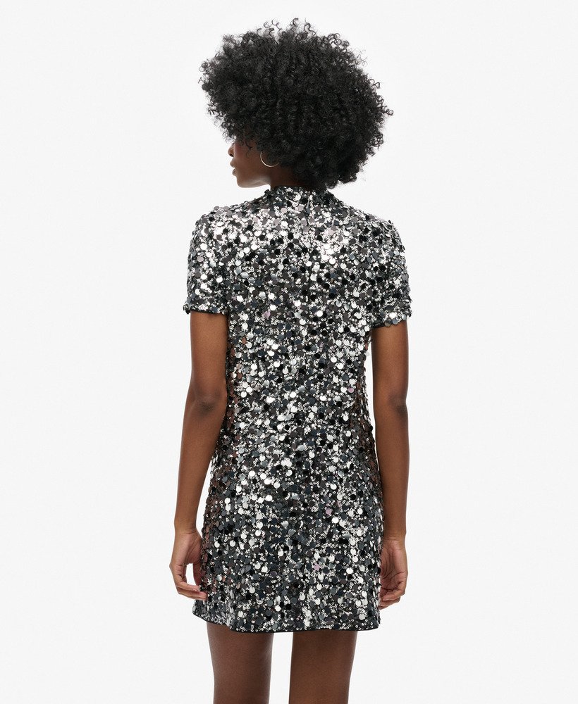 vestido curto de lantejoulas prateadas estilo camiseta.