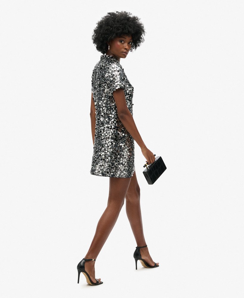 vestido curto de lantejoulas prateadas estilo camiseta.