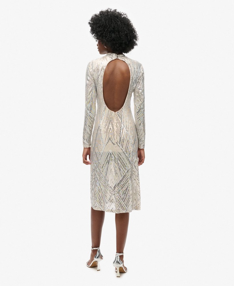 vestido midi de mangas compridas com decote nas costas e lantejoulas prateadas.