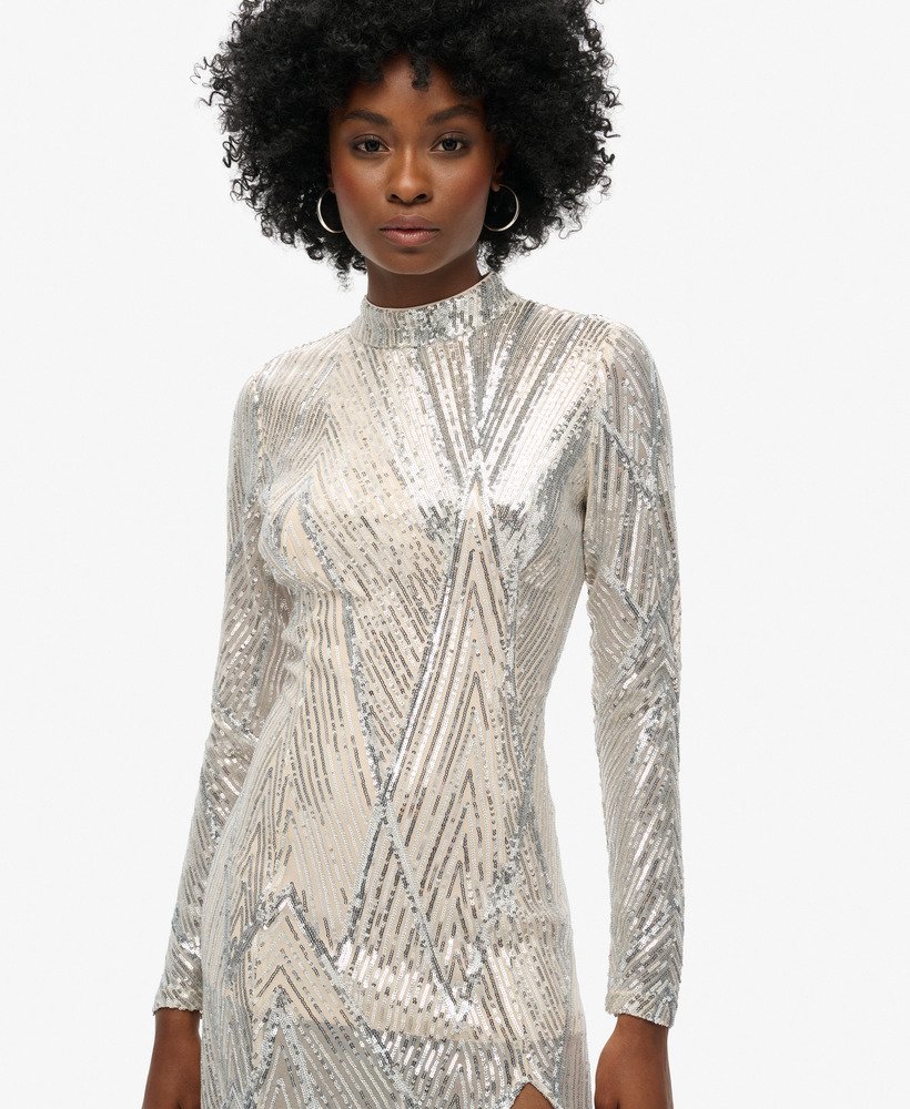 vestido midi de mangas compridas com decote nas costas e lantejoulas prateadas.