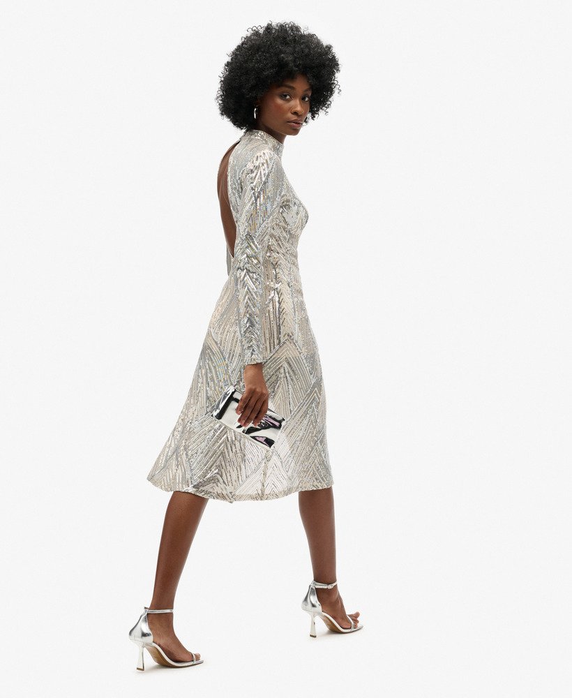 vestido midi de mangas compridas com decote nas costas e lantejoulas prateadas.