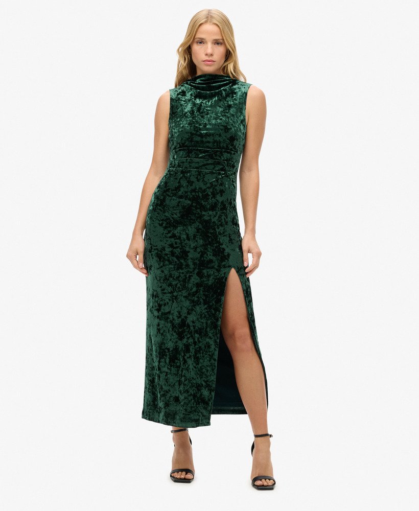 vestido longo de veludo na cor verde-floresta.