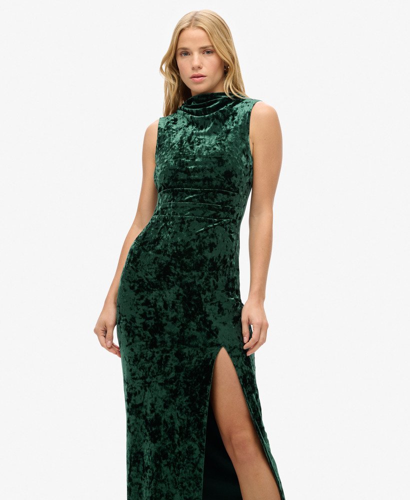 vestido longo de veludo na cor verde-floresta.