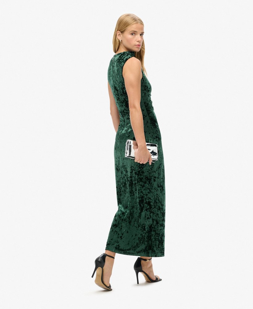 vestido longo de veludo na cor verde-floresta.