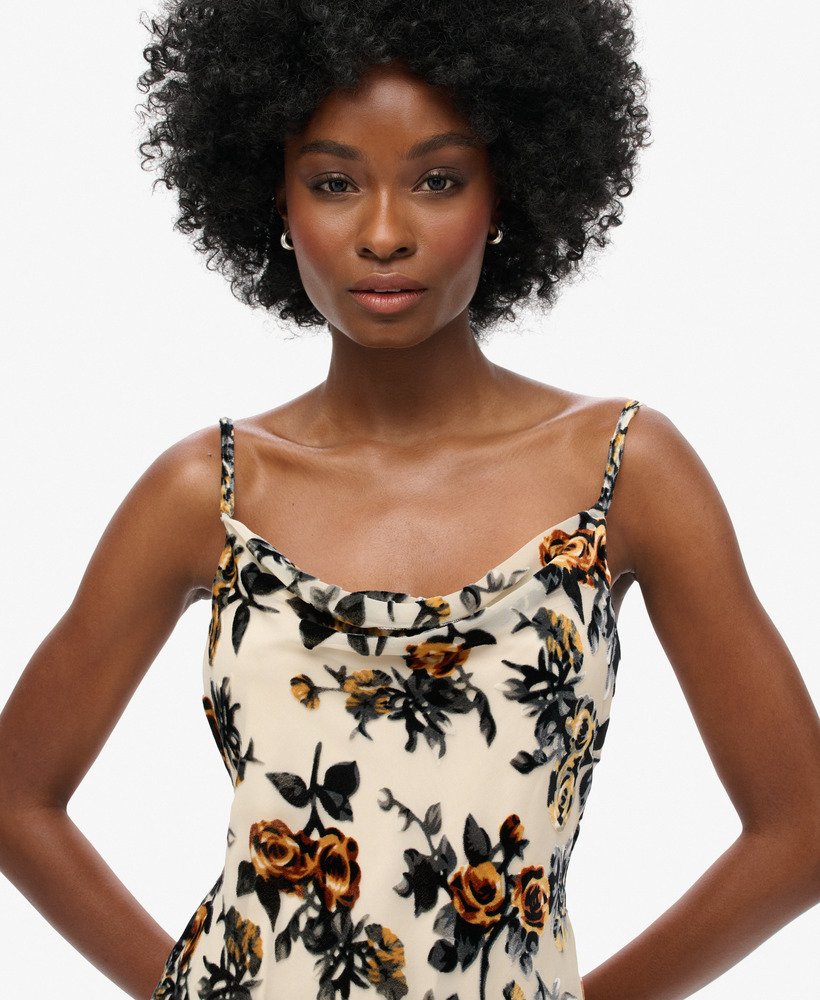 vestido curto de alcinha com decote drapeado em devoré e estampa floral laranja queimado.