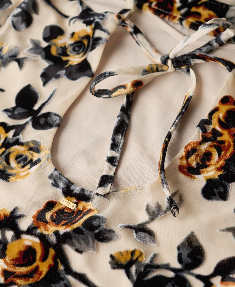 vestido curto de alcinha com decote drapeado em devoré e estampa floral laranja queimado.