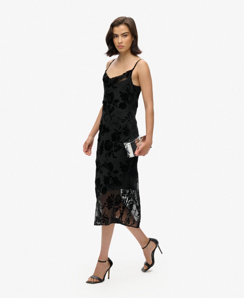 vestido midi de alças com decote drapeado em devorê floral preto.