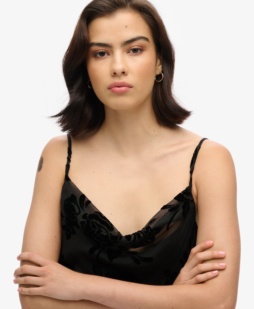 vestido midi de alças com decote drapeado em devorê floral preto.