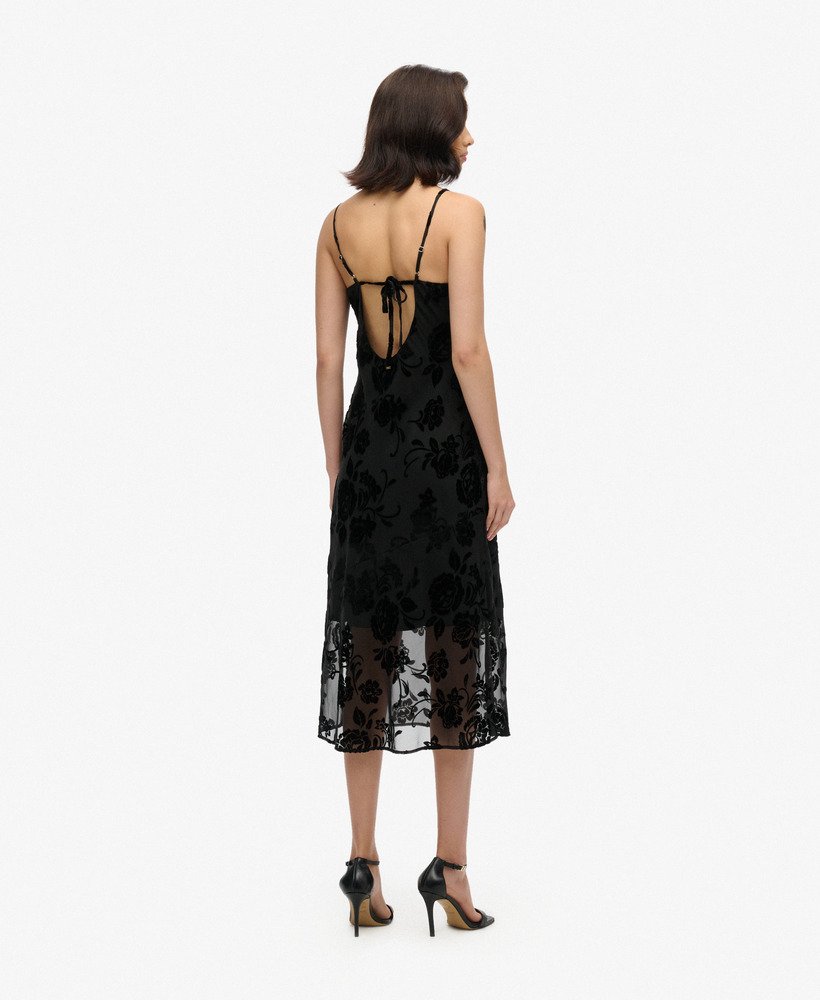 vestido midi de alças com decote drapeado em devorê floral preto.