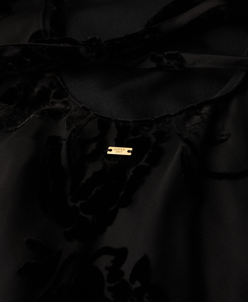 vestido midi de alças com decote drapeado em devorê floral preto.