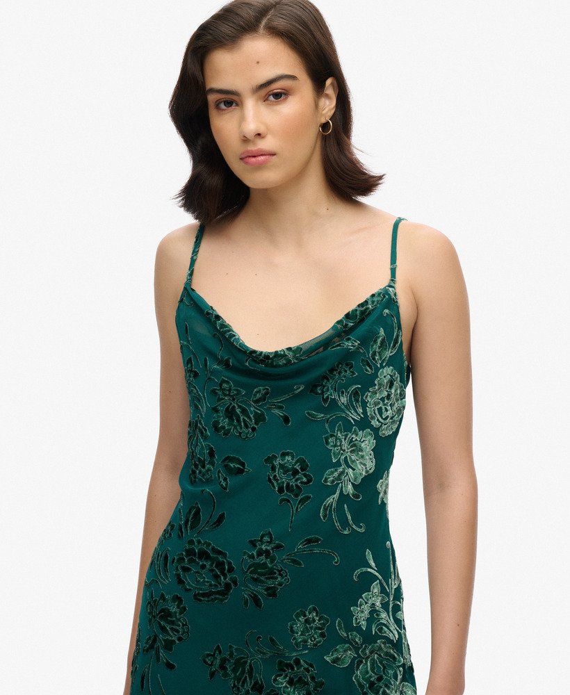 vestido midi de alças com decote drapeado em devorê floral verde.