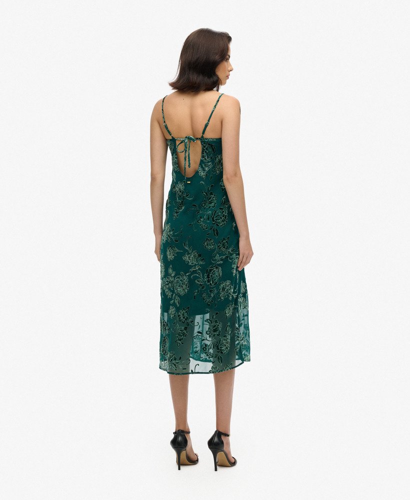 vestido midi de alças com decote drapeado em devorê floral verde.