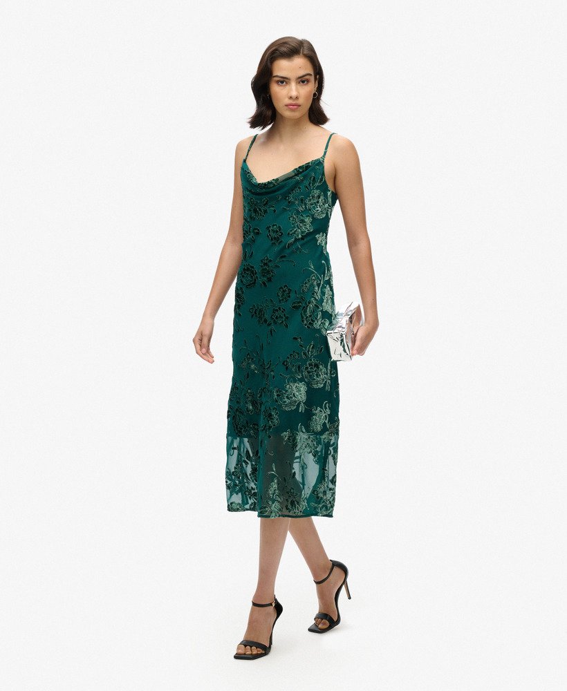 vestido midi de alças com decote drapeado em devorê floral verde.