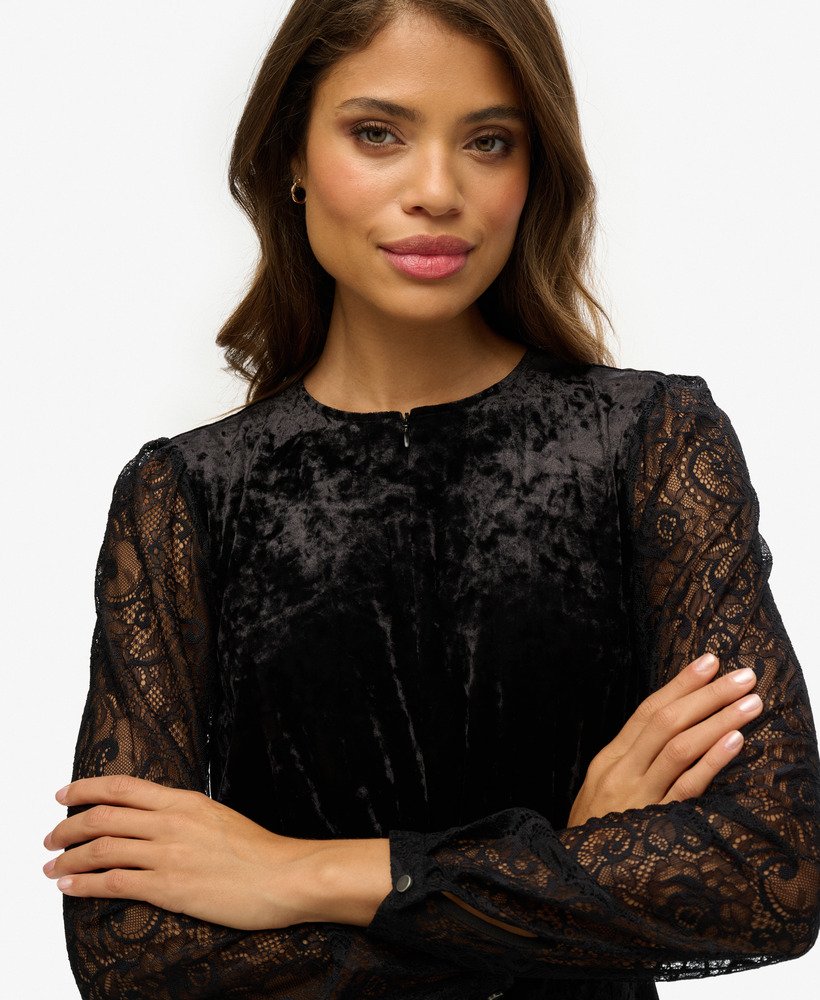 vestido midi de veludo com mangas de renda na cor preta.