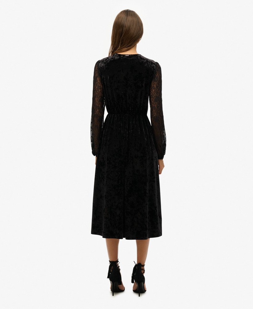 vestido midi de veludo com mangas de renda na cor preta.