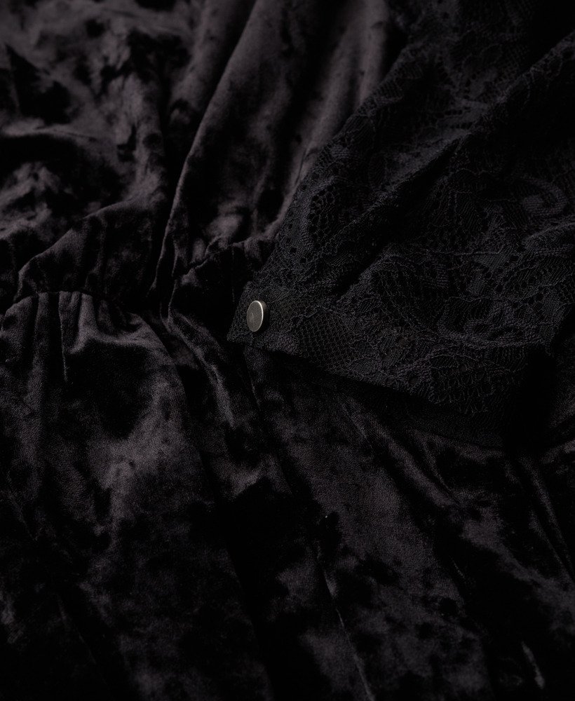 vestido midi de veludo com mangas de renda na cor preta.