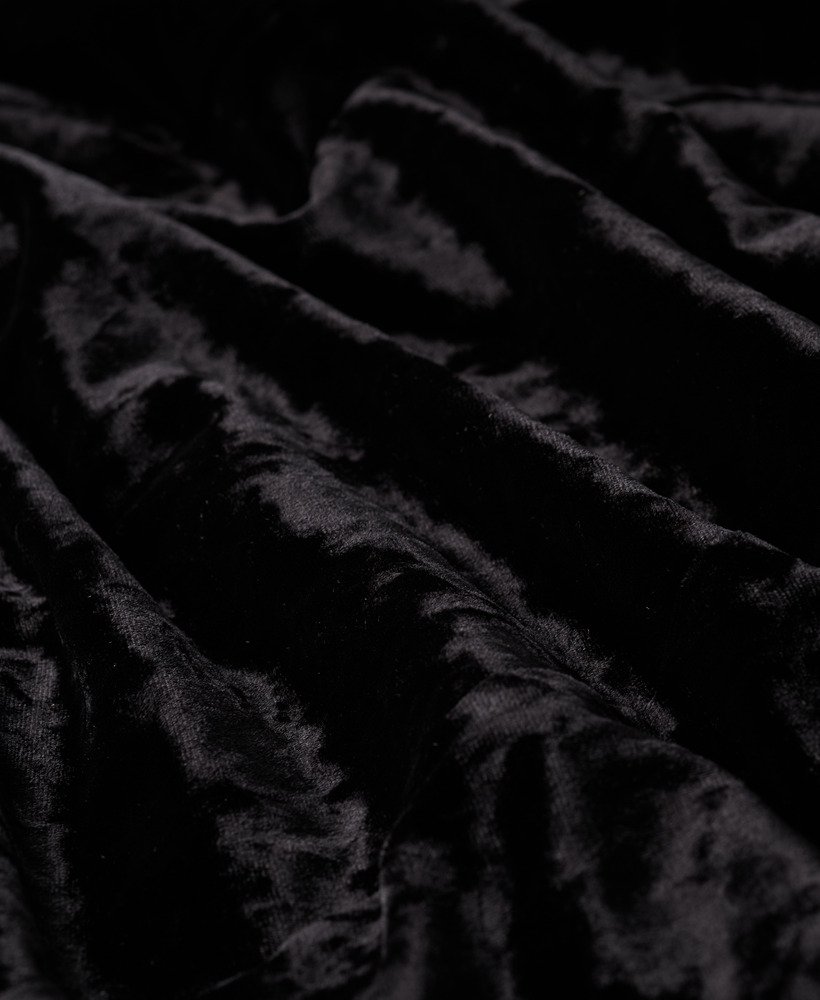 vestido midi de veludo com mangas de renda na cor preta.