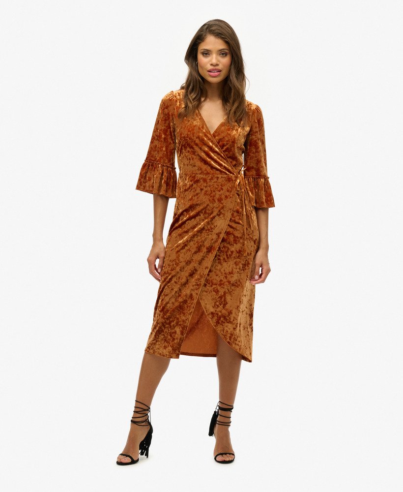 vestido midi envelope de veludo com mangas curtas na cor marrom tabaco.