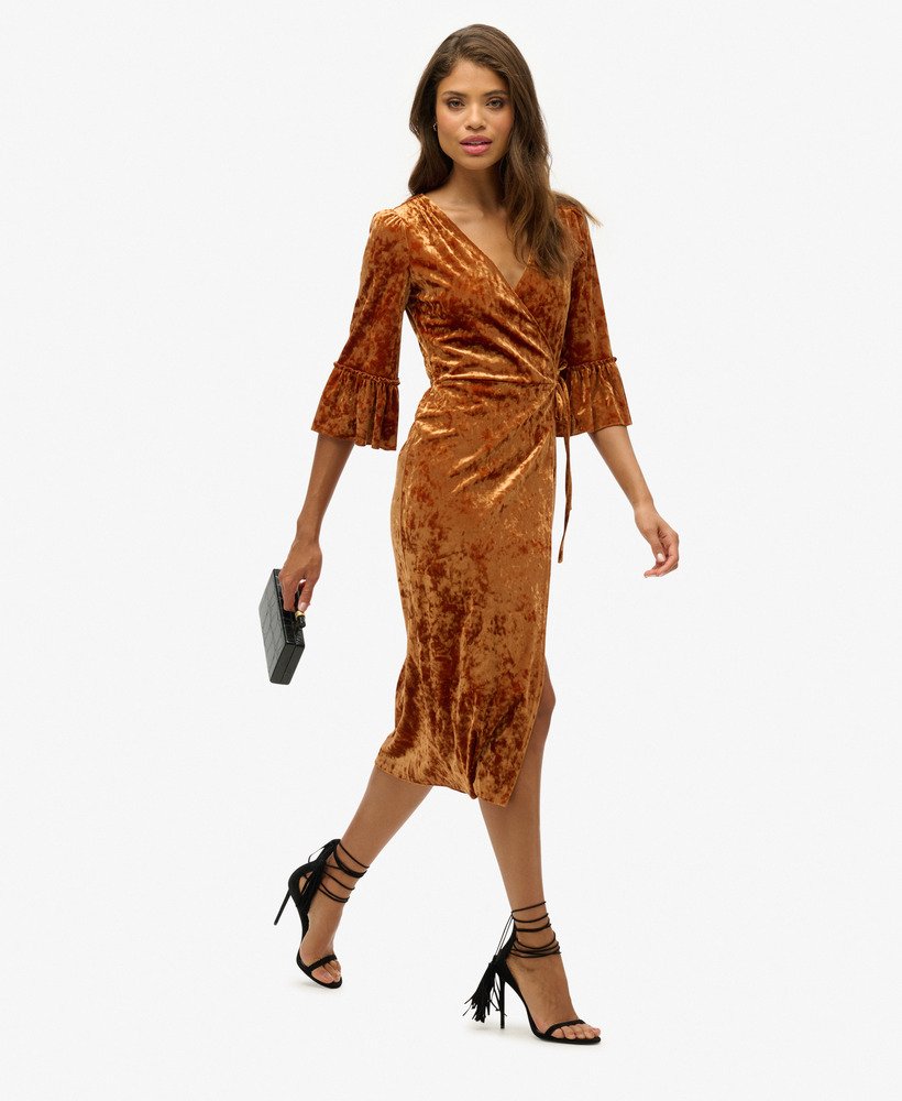 vestido midi envelope de veludo com mangas curtas na cor marrom tabaco.