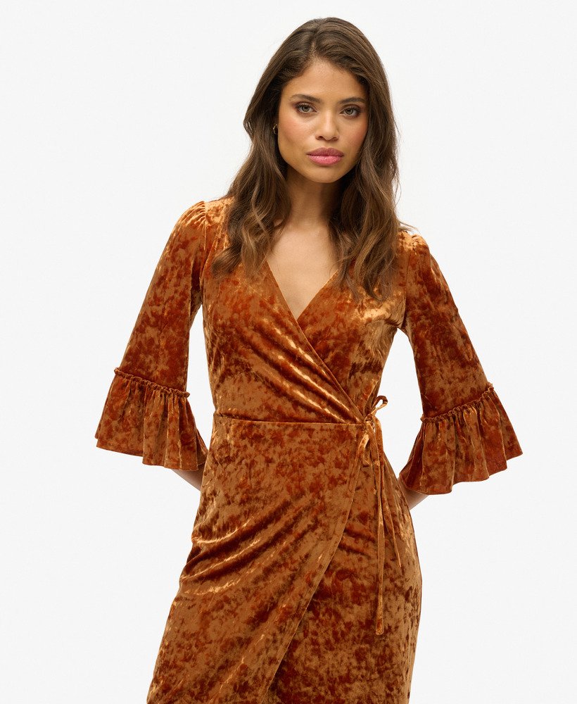 vestido midi envelope de veludo com mangas curtas na cor marrom tabaco.